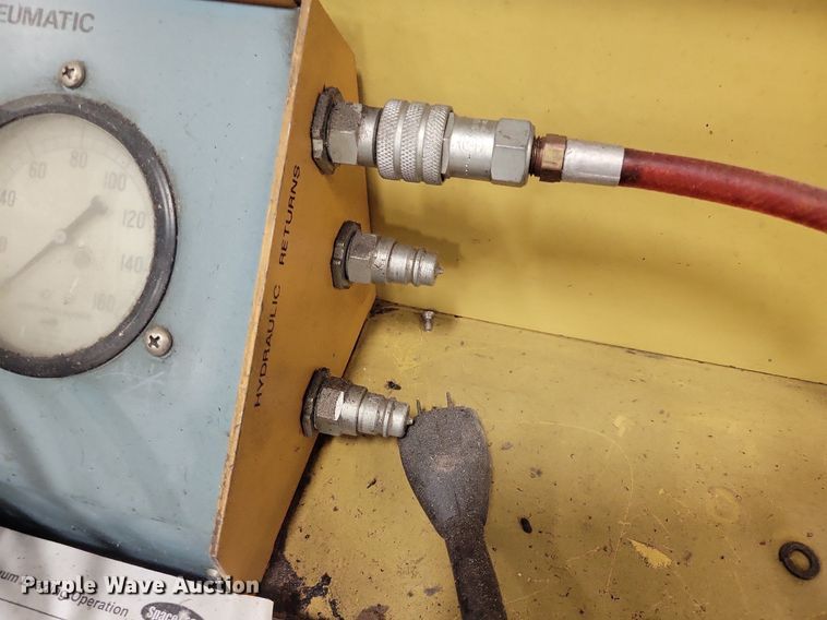 image for item LC9529 Everco Auto Air Service Center III AC charging station