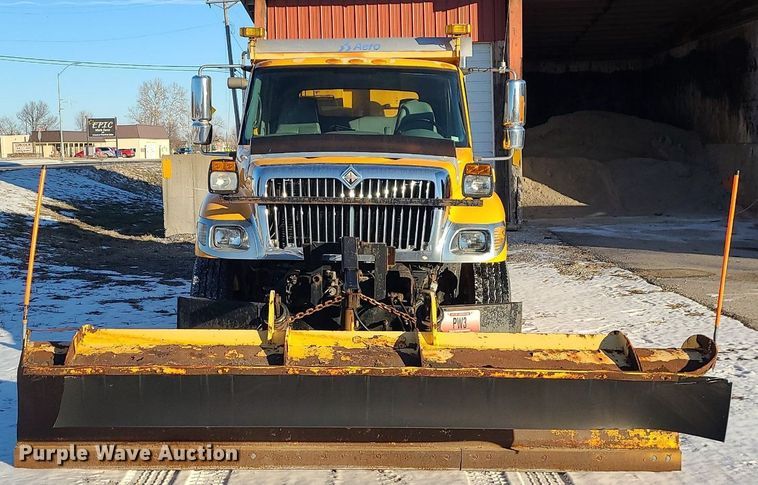 image for item LJ9472 2005 International 7400 dump truck