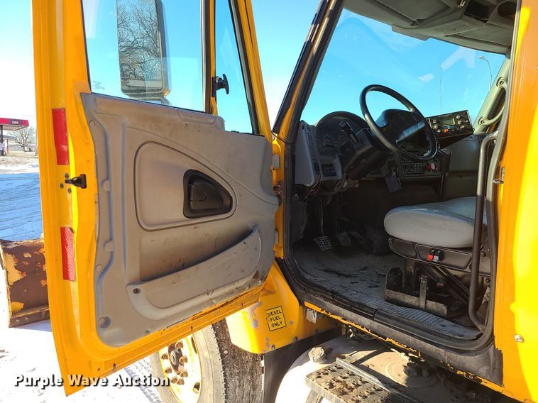 image for item LJ9472 2005 International 7400 dump truck