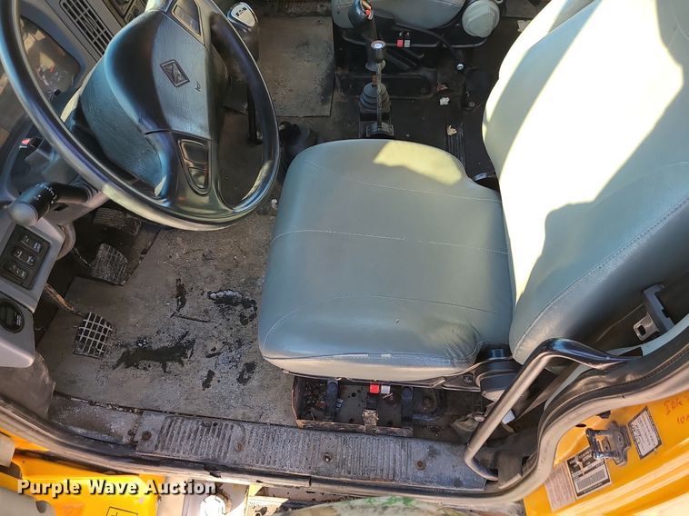 image for item LJ9472 2005 International 7400 dump truck