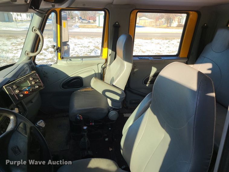 image for item LJ9472 2005 International 7400 dump truck