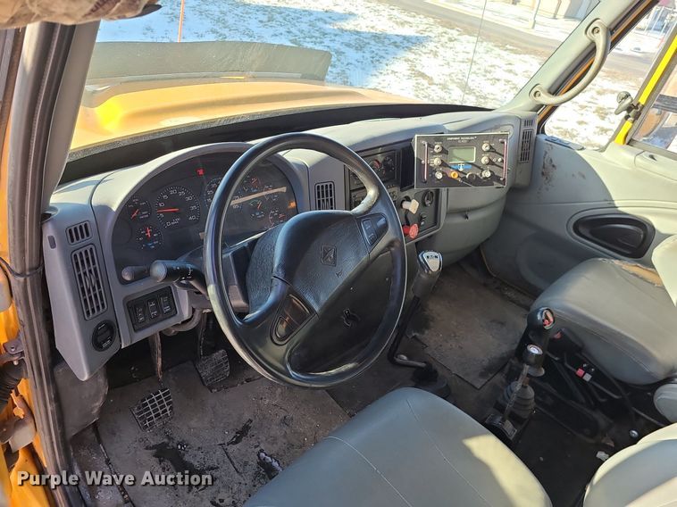 image for item LJ9472 2005 International 7400 dump truck