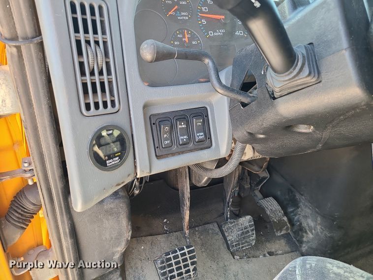 image for item LJ9472 2005 International 7400 dump truck