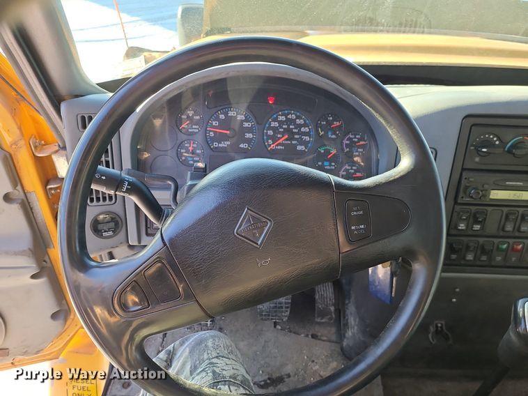 image for item LJ9472 2005 International 7400 dump truck