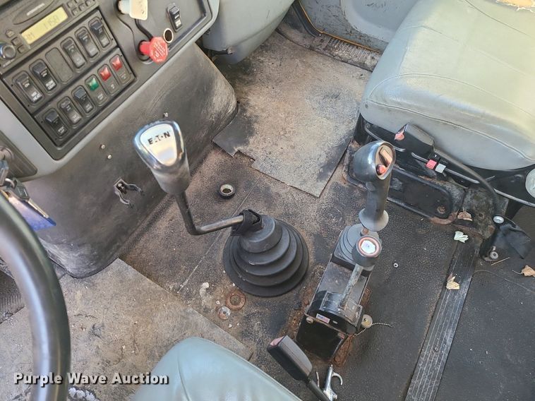 image for item LJ9472 2005 International 7400 dump truck