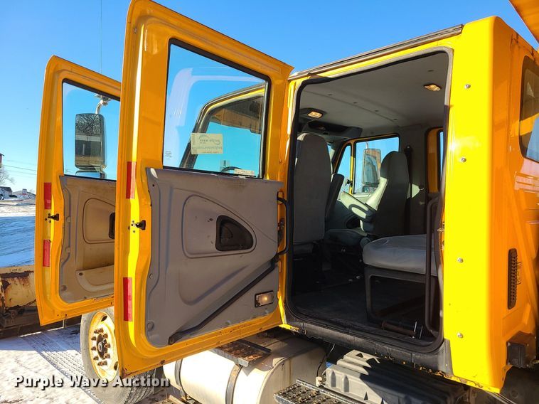 image for item LJ9472 2005 International 7400 dump truck