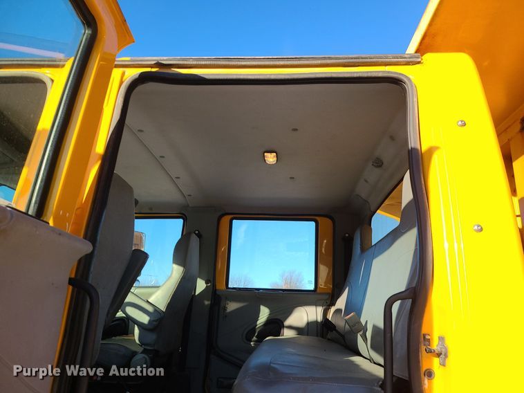 image for item LJ9472 2005 International 7400 dump truck