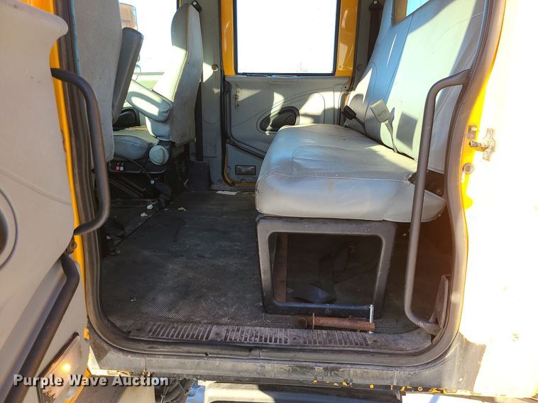 image for item LJ9472 2005 International 7400 dump truck