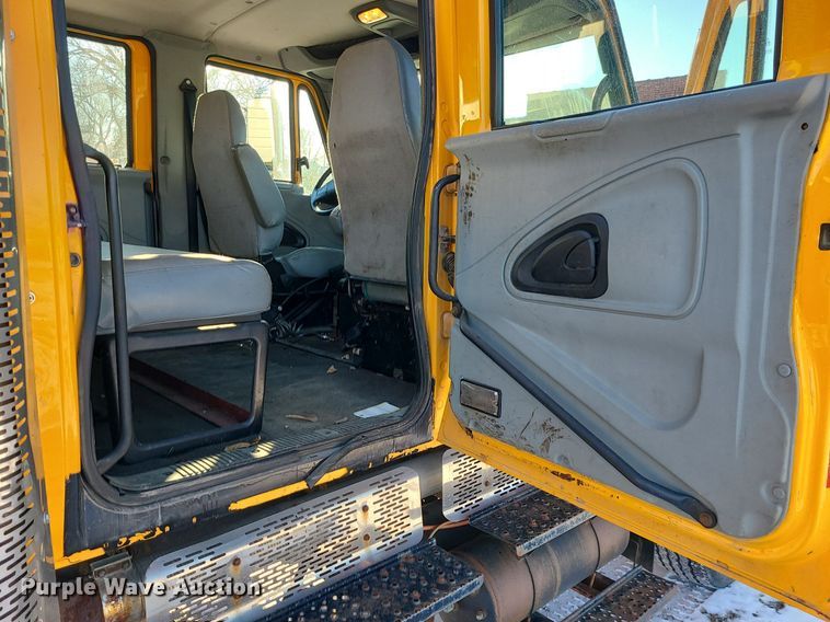 image for item LJ9472 2005 International 7400 dump truck