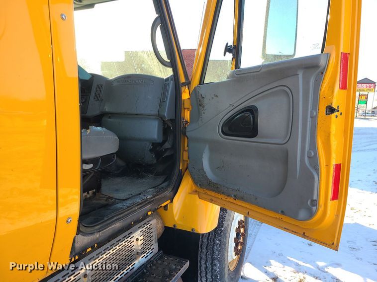 image for item LJ9472 2005 International 7400 dump truck