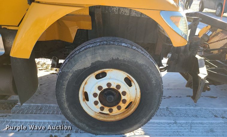 image for item LJ9472 2005 International 7400 dump truck