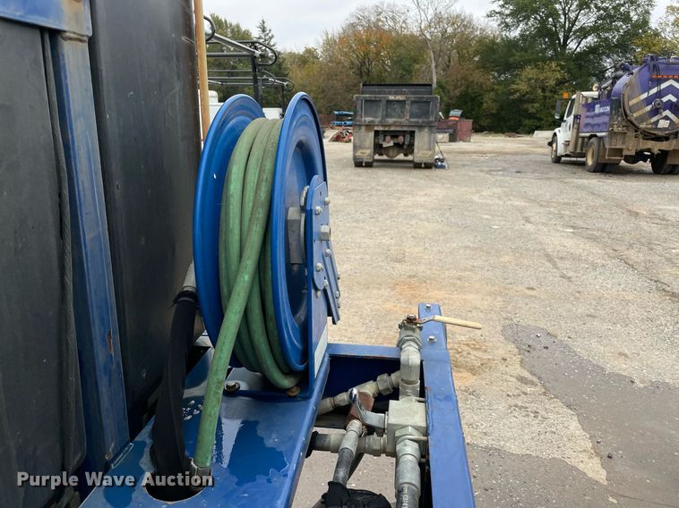 image for item LV9202 2015 Isuzu NQR sewer jetter truck