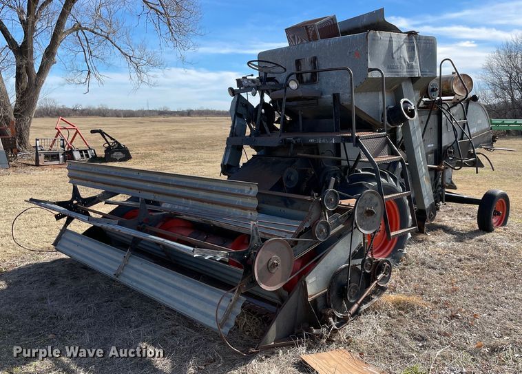 image for item LV9276 Gleaner II combine