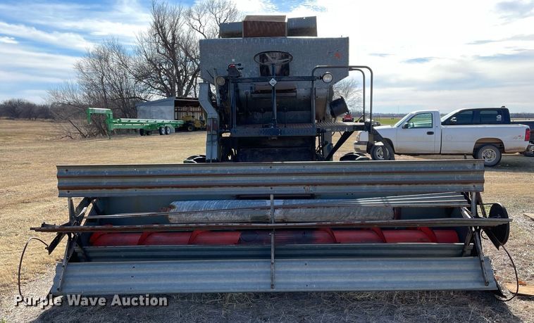 image for item LV9276 Gleaner II combine