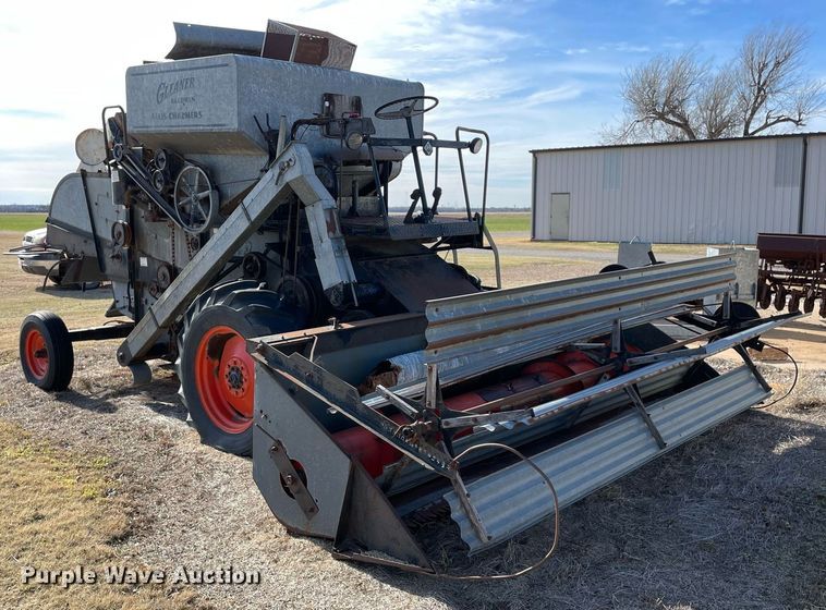 image for item LV9276 Gleaner II combine