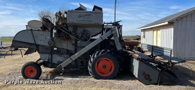 image for item LV9276 Gleaner II combine
