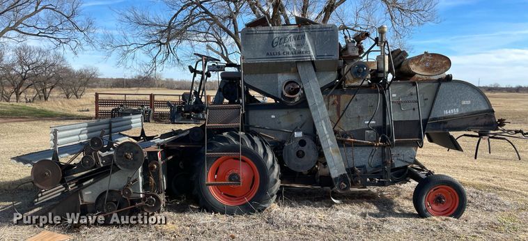 image for item LV9276 Gleaner II combine