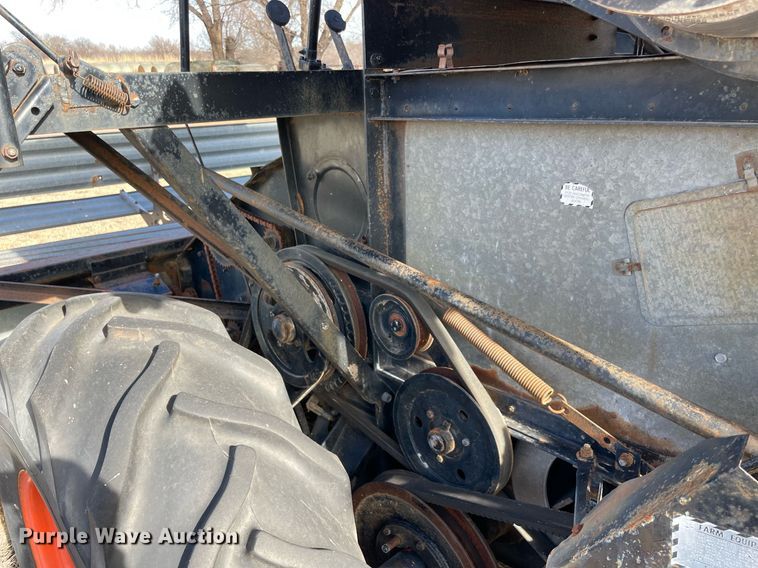 image for item LV9276 Gleaner II combine