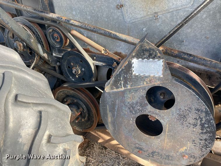 image for item LV9276 Gleaner II combine