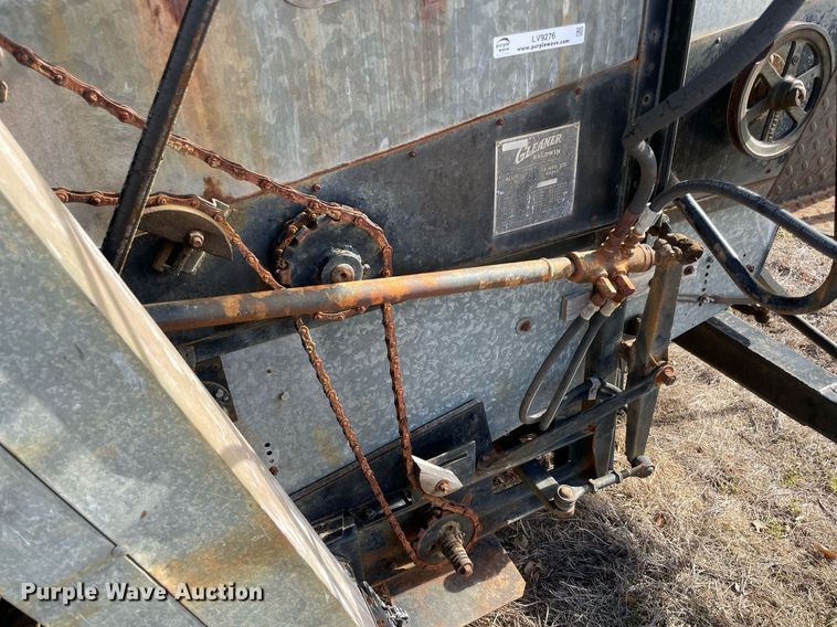 image for item LV9276 Gleaner II combine