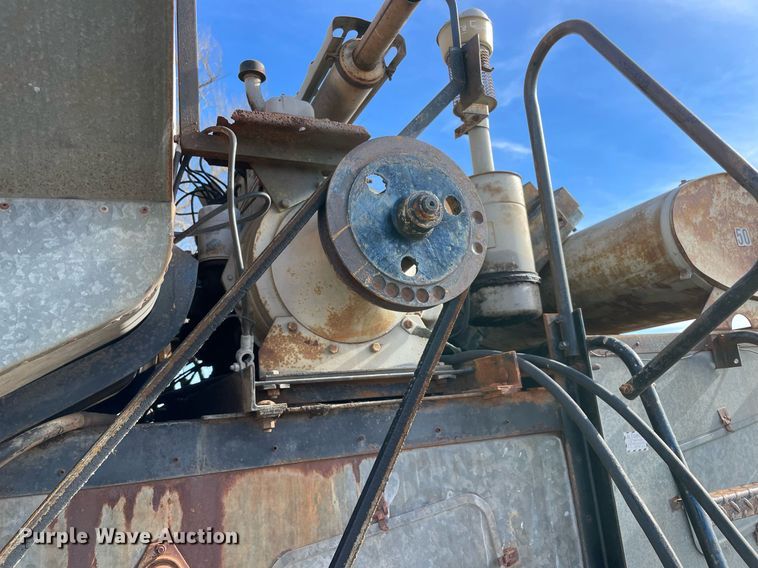 image for item LV9276 Gleaner II combine