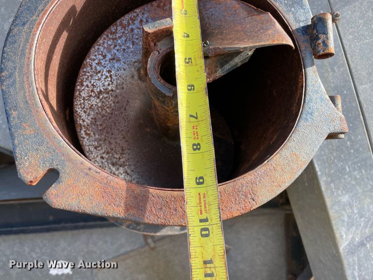 image for item LV9276 Gleaner II combine