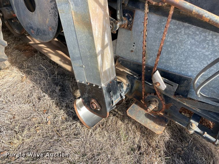 image for item LV9276 Gleaner II combine