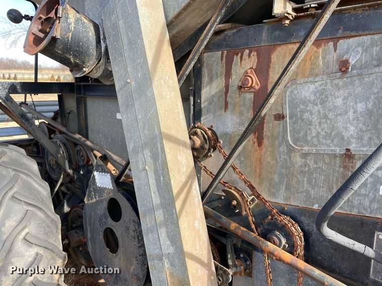 image for item LV9276 Gleaner II combine