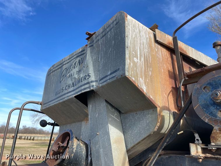 image for item LV9276 Gleaner II combine