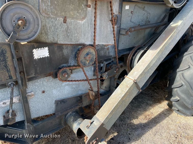 image for item LV9276 Gleaner II combine