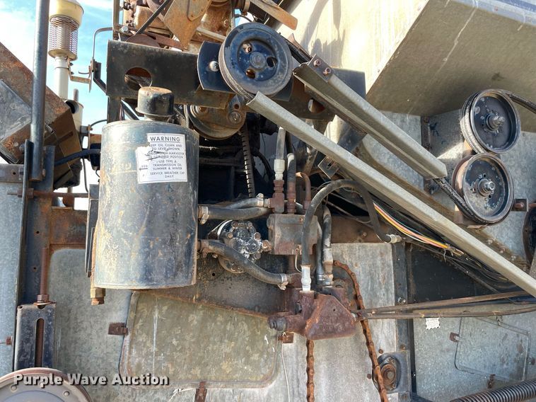 image for item LV9276 Gleaner II combine