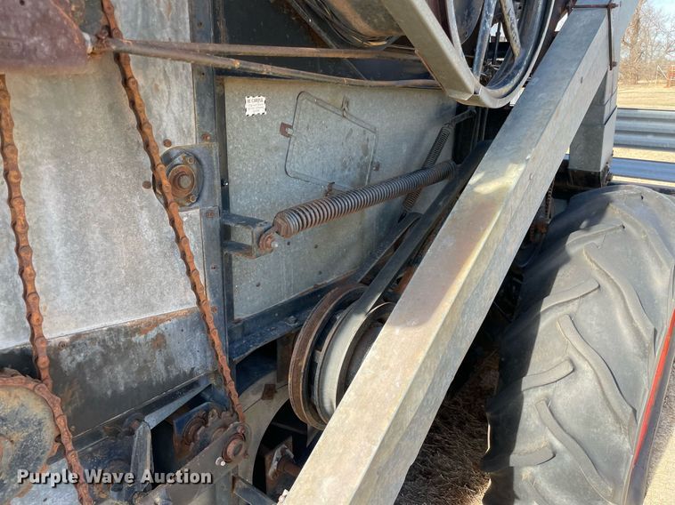 image for item LV9276 Gleaner II combine