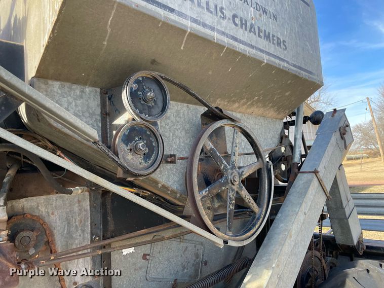 image for item LV9276 Gleaner II combine