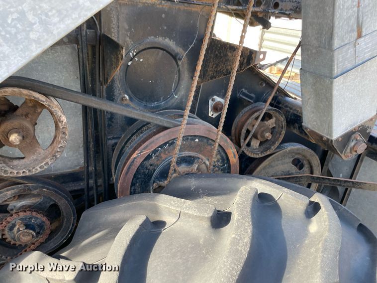 image for item LV9276 Gleaner II combine