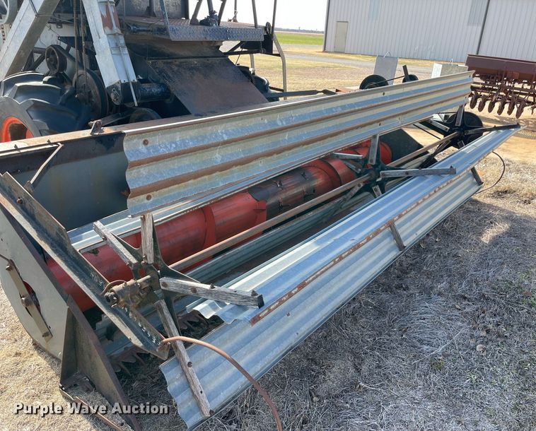 image for item LV9276 Gleaner II combine