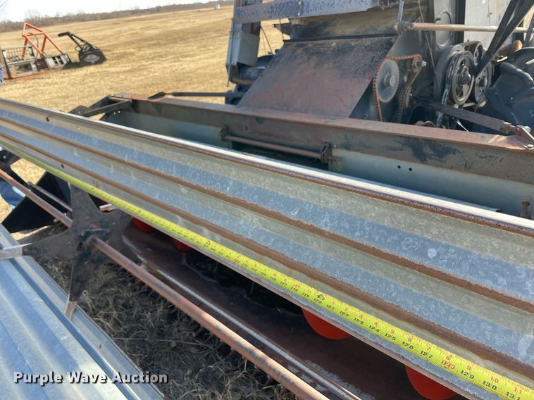 image for item LV9276 Gleaner II combine