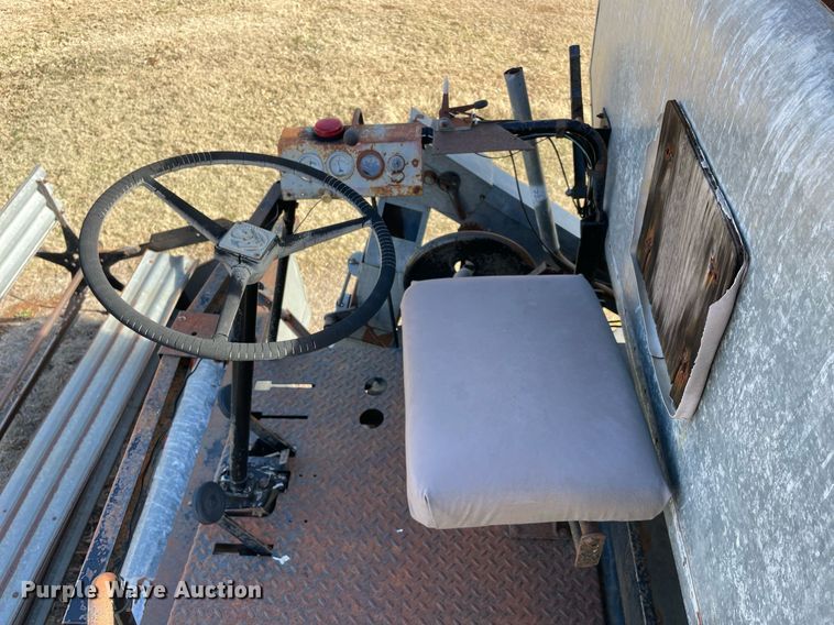 image for item LV9276 Gleaner II combine