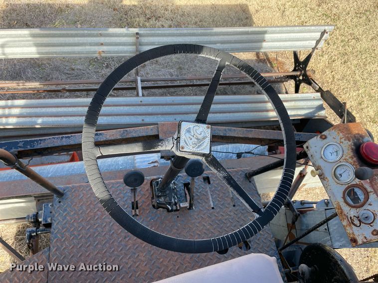 image for item LV9276 Gleaner II combine