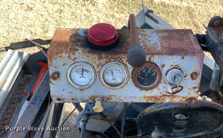 image for item LV9276 Gleaner II combine