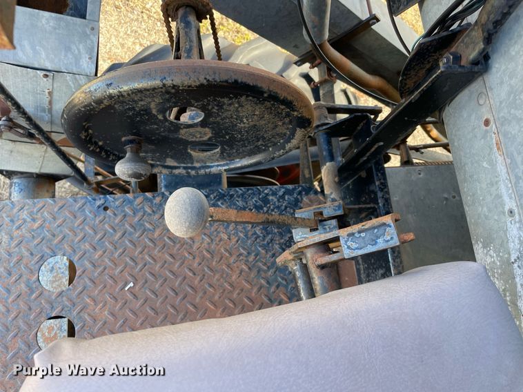 image for item LV9276 Gleaner II combine