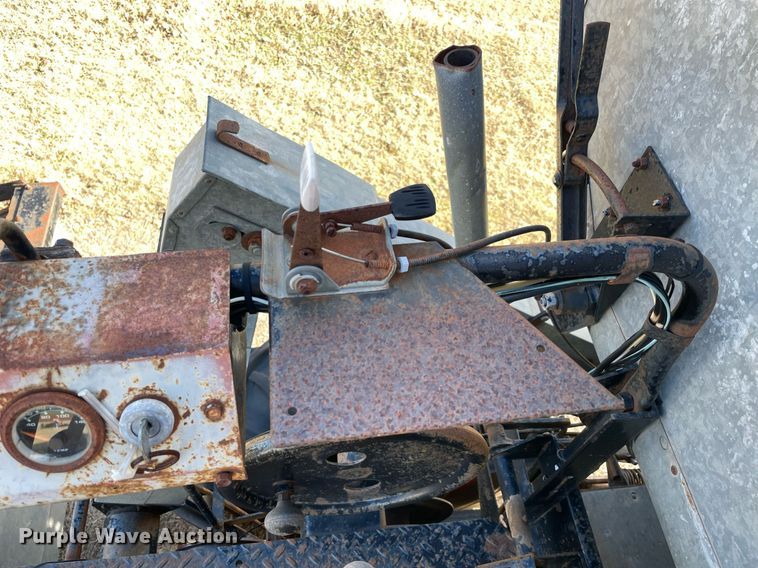 image for item LV9276 Gleaner II combine