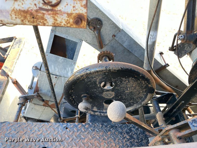 image for item LV9276 Gleaner II combine