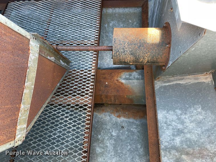 image for item LV9276 Gleaner II combine