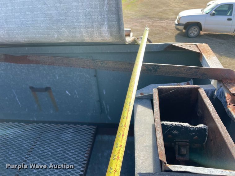 image for item LV9276 Gleaner II combine