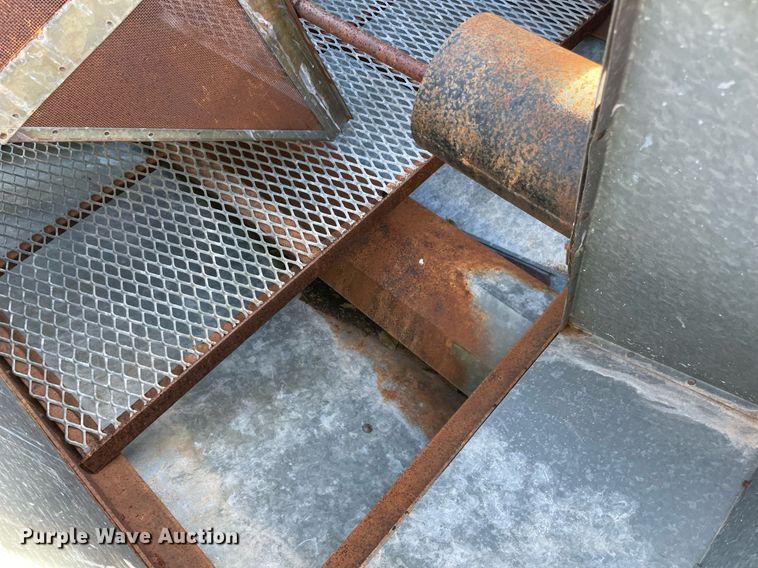 image for item LV9276 Gleaner II combine