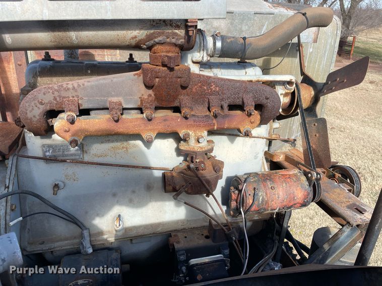 image for item LV9276 Gleaner II combine