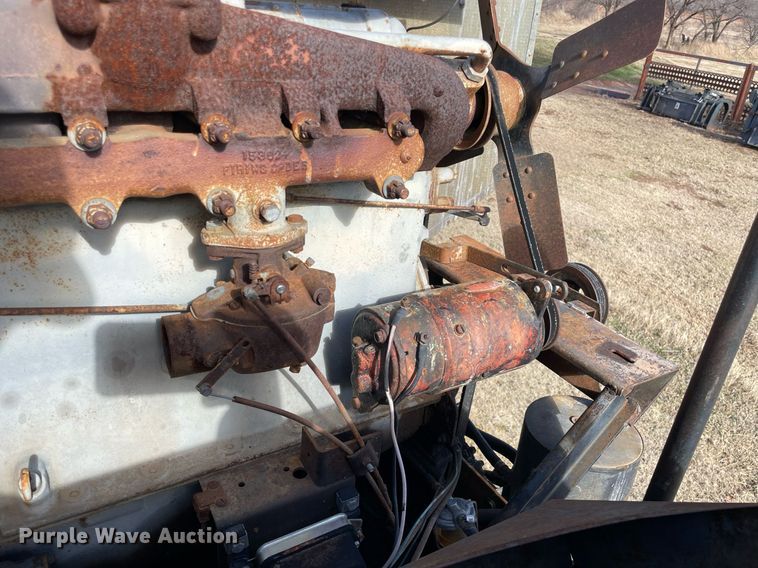 image for item LV9276 Gleaner II combine