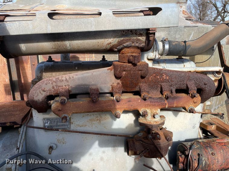 image for item LV9276 Gleaner II combine