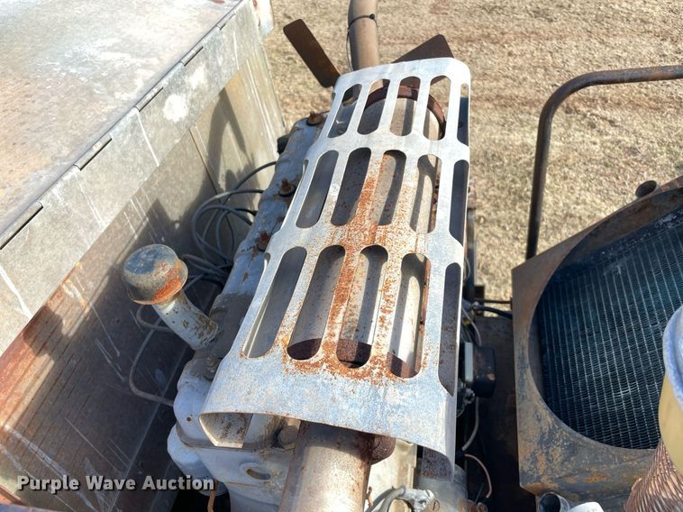 image for item LV9276 Gleaner II combine