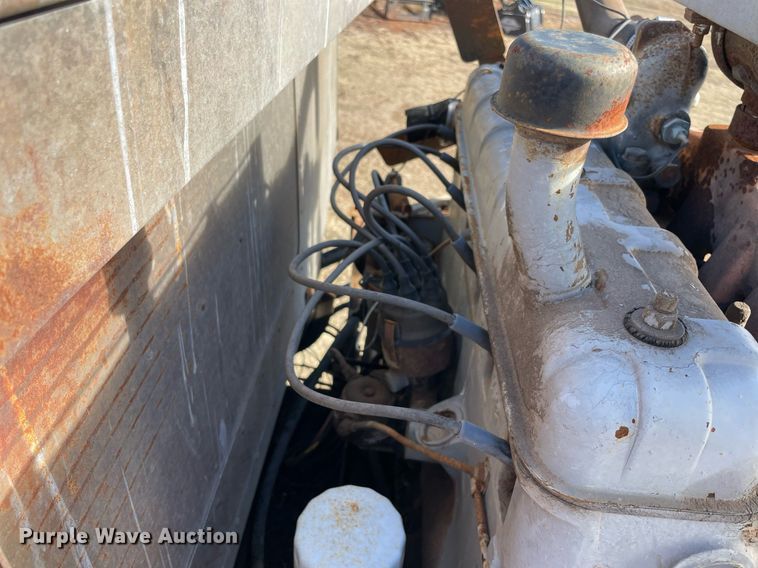 image for item LV9276 Gleaner II combine